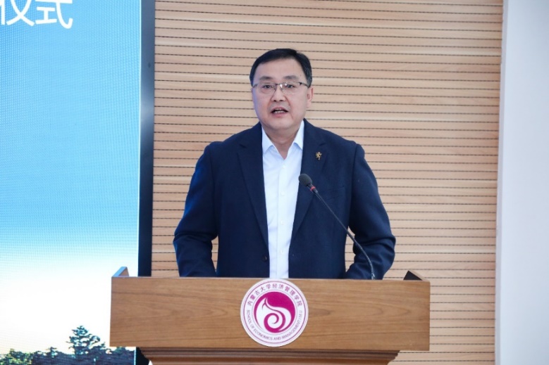 穿着西装笔挺的男子与配字描述已自动生成