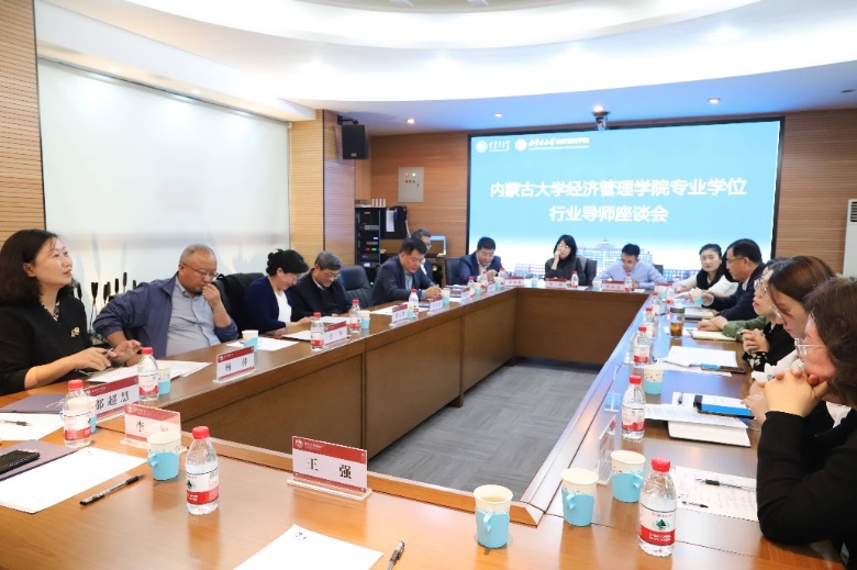 桌子上有许多人在餐厅里吃东西中度可信度描述已自动生成