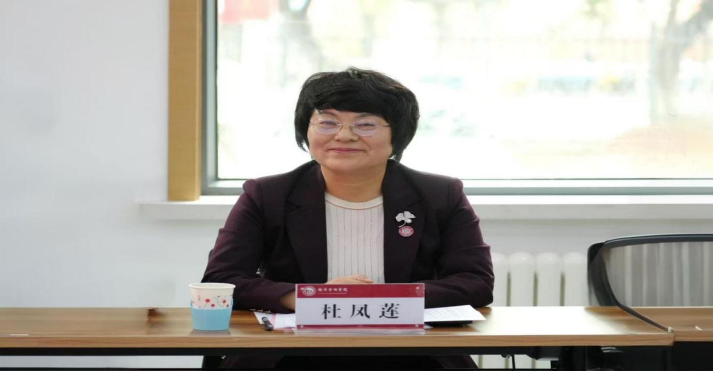 男人坐在桌子前描述已自动生成