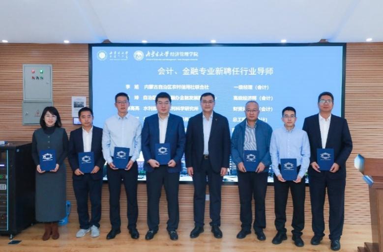 一群人站在一起合影描述已自动生成