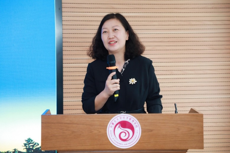 穿着黑色衣服的人描述已自动生成